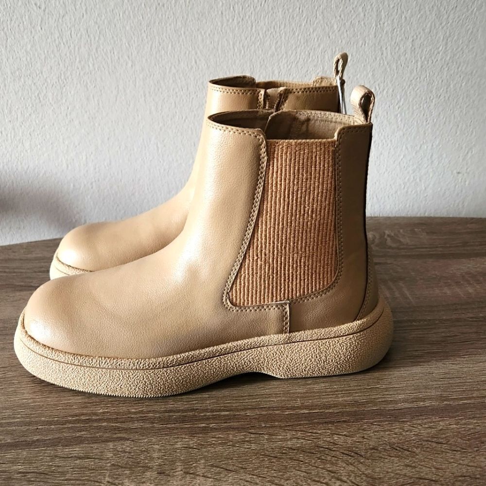 NEW ZARA BOOTS WITH ZIPPER .NWT ALL WEATHER. GREIT NEUTRAL COLOR SIZE 37.